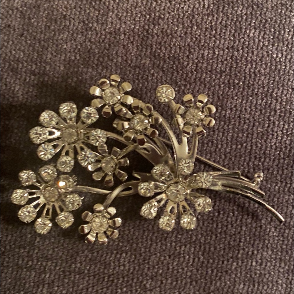 Vintage Flower Design Silver Tone Brooch With Rhinestones